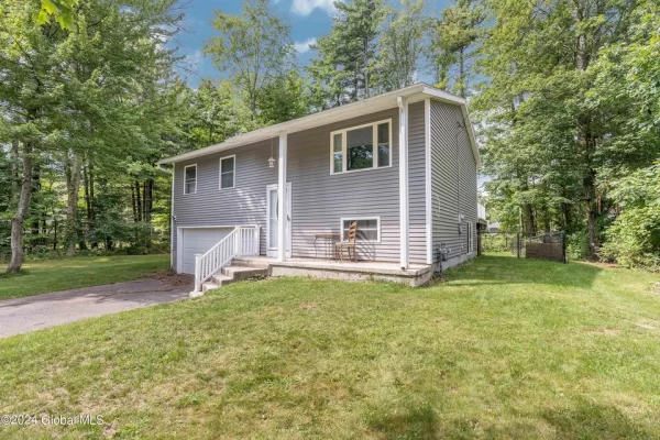 2 Coachman Dr, Ballston Spa, NY 12020