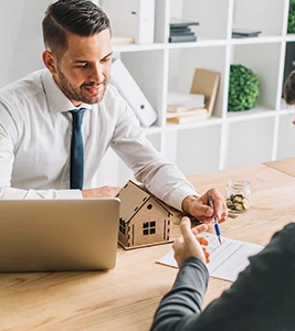 Advisor providing a personalized consultation about a house purchase.